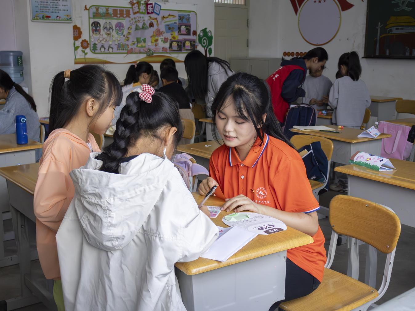 图为代娜在龙陵县龙山镇特殊教育学校给孩子们上手工课.png 图为代娜在龙陵县龙山镇特殊教育学校给孩子们上手工课.png